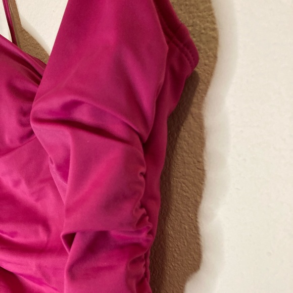 Time and Tru Women’s V- wire One Piece Swimsuit - Picture 9 of 9